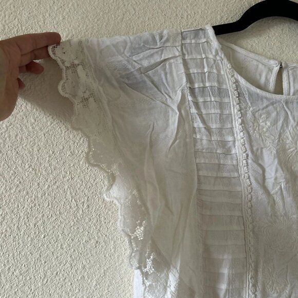 Xhilaration Women’s Floral Embroidered Top Sz Small White Flutter Sleeve Boho - Picture 3 of 8